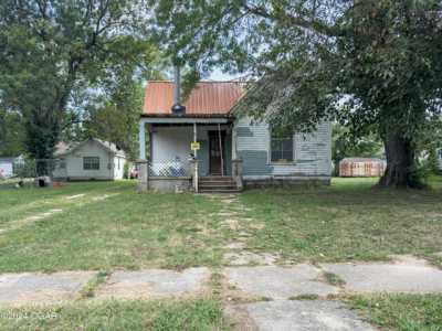 Home For Sale in Nevada, Missouri