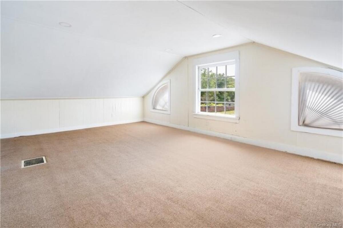 Picture of Home For Sale in Pleasant Valley, New York, United States