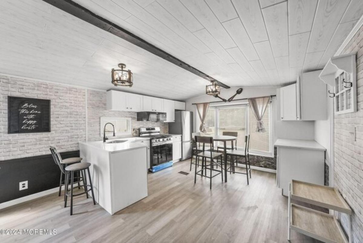 Picture of Home For Sale in Keansburg, New Jersey, United States