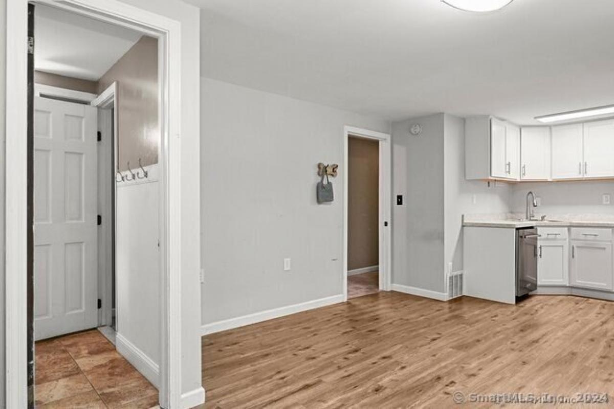 Picture of Home For Sale in Trumbull, Connecticut, United States