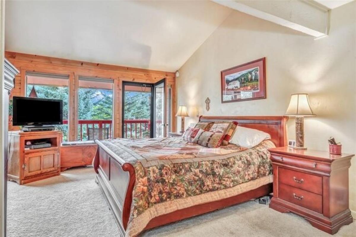 Picture of Home For Sale in Oak Creek, Colorado, United States