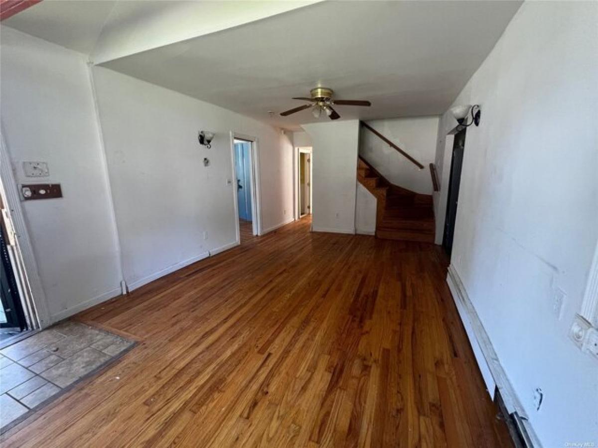 Picture of Home For Sale in Melville, New York, United States