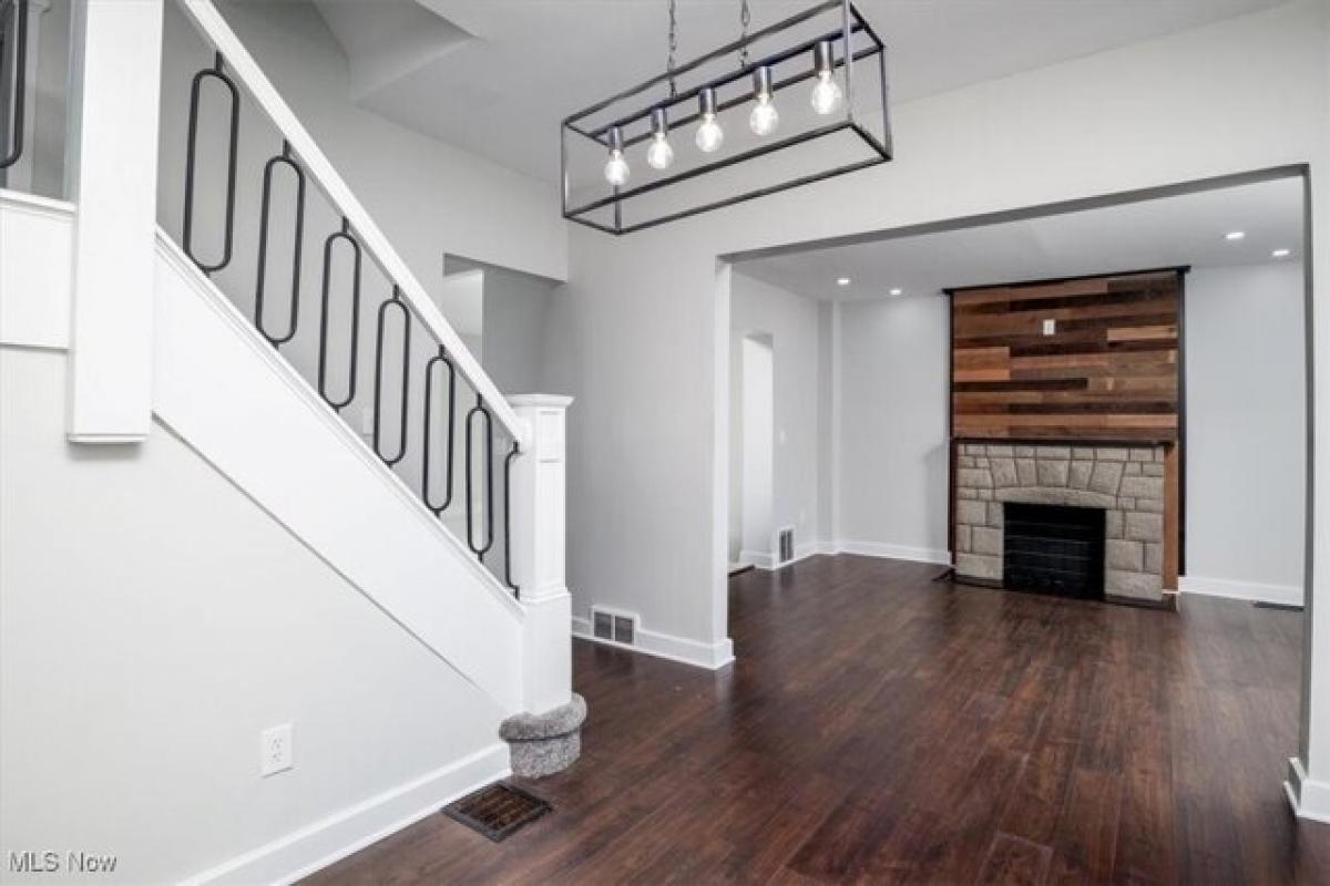 Picture of Home For Sale in Lakewood, Ohio, United States