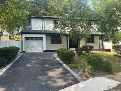Home For Sale in Dix Hills, New York