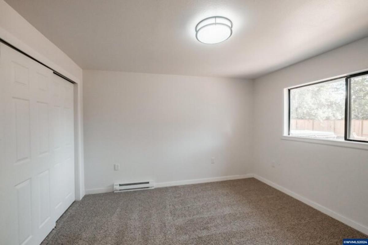 Picture of Home For Sale in Sweet Home, Oregon, United States