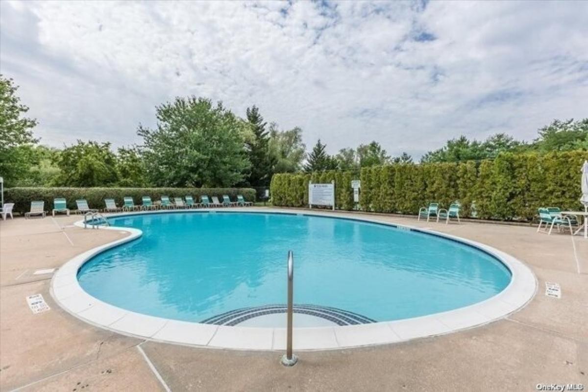 Picture of Home For Sale in East Setauket, New York, United States