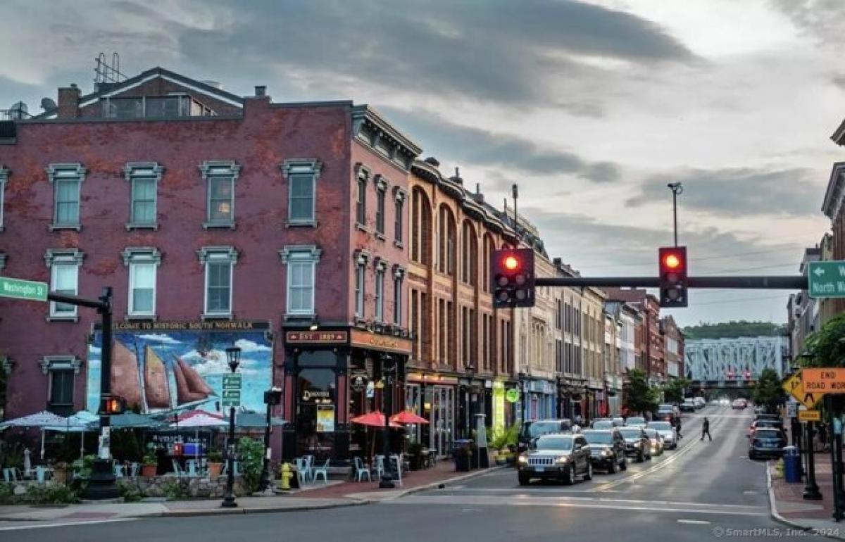 Picture of Home For Sale in Norwalk, Connecticut, United States