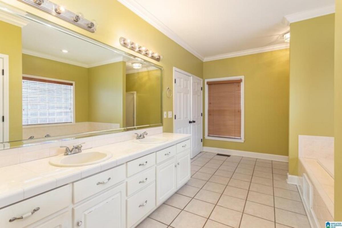 Picture of Home For Sale in Anniston, Alabama, United States