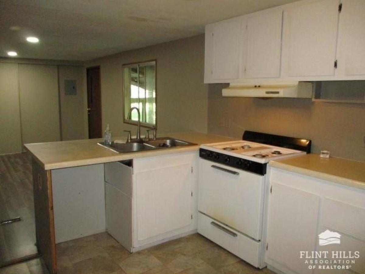 Picture of Home For Sale in Council Grove, Kansas, United States