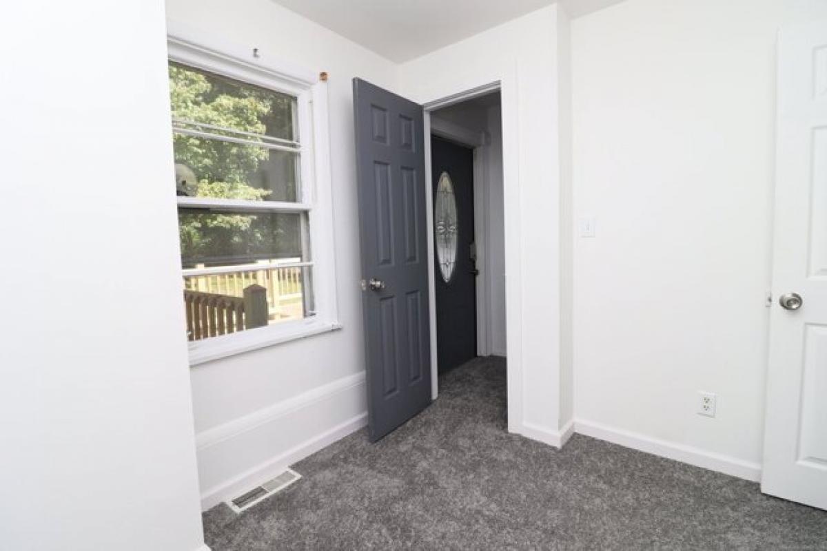 Picture of Home For Sale in Middlebury, Connecticut, United States