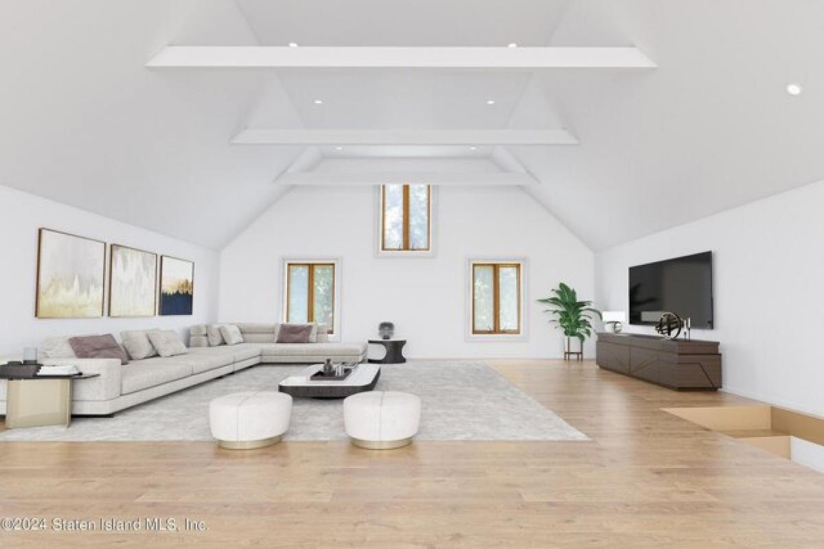 Picture of Home For Sale in East Setauket, New York, United States