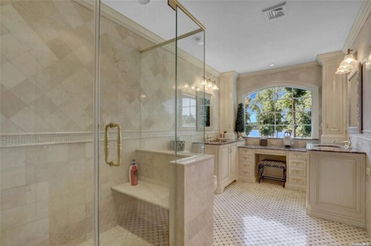 Picture of Home For Sale in Setauket, New York, United States