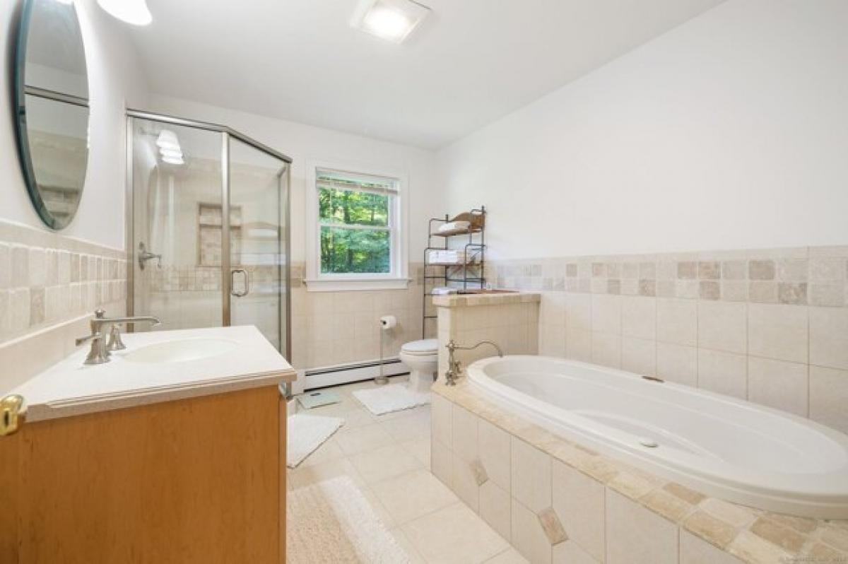 Picture of Home For Sale in New Milford, Connecticut, United States