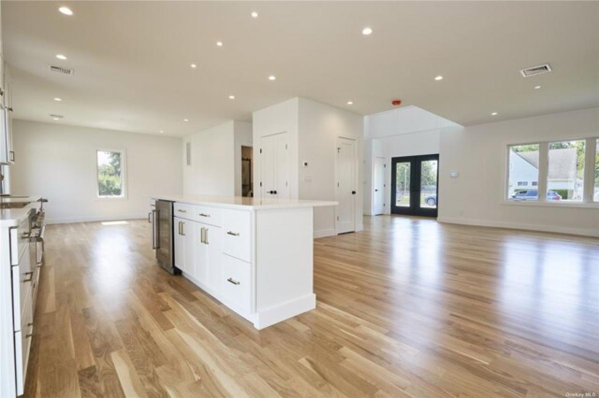 Picture of Home For Sale in Levittown, New York, United States