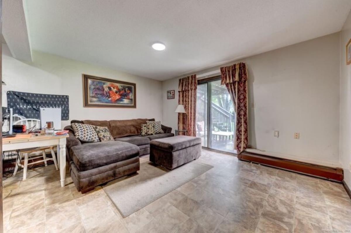 Picture of Home For Sale in Plainville, Connecticut, United States