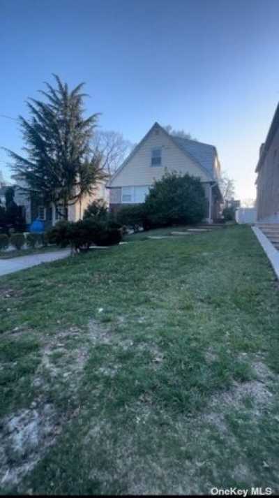 Home For Sale in Hollis, New York