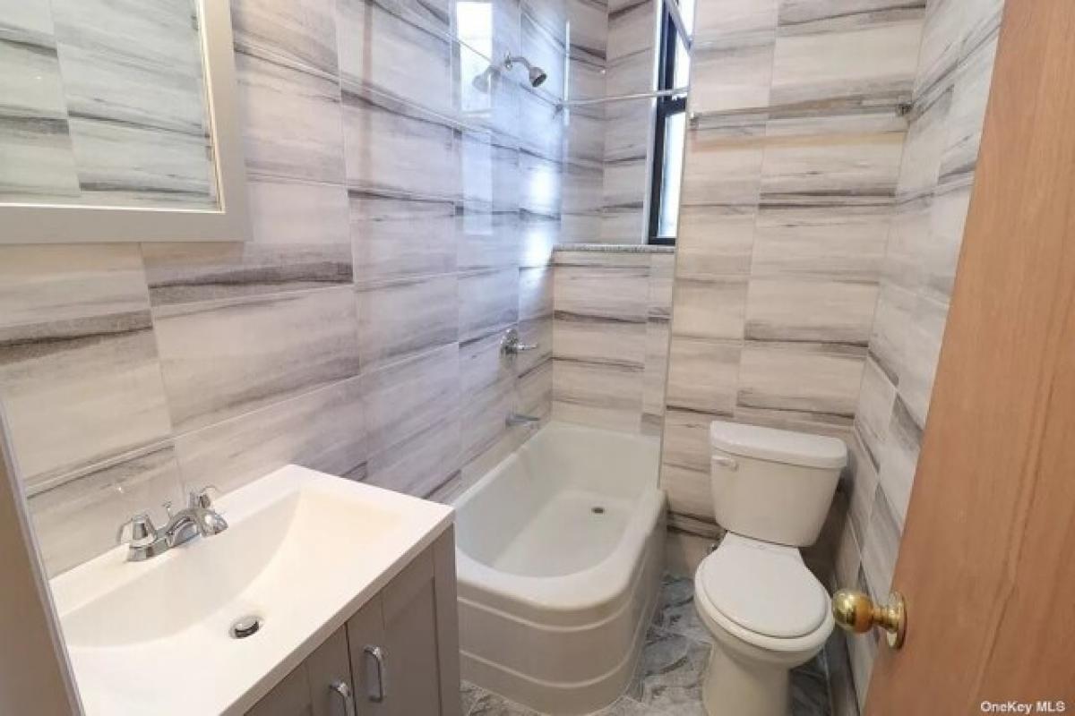 Picture of Home For Sale in Ridgewood, New York, United States