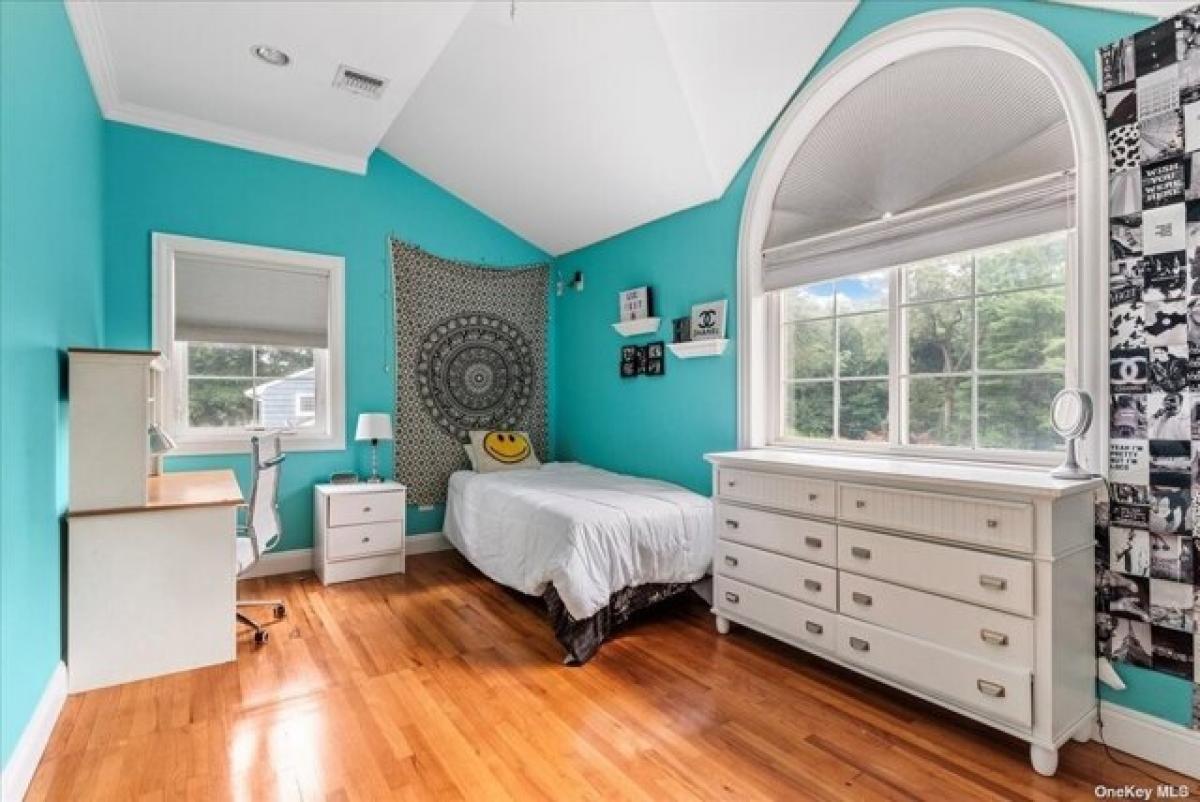 Picture of Home For Sale in Farmingdale, New York, United States