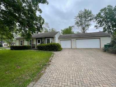Home For Sale in Buffalo Grove, Illinois