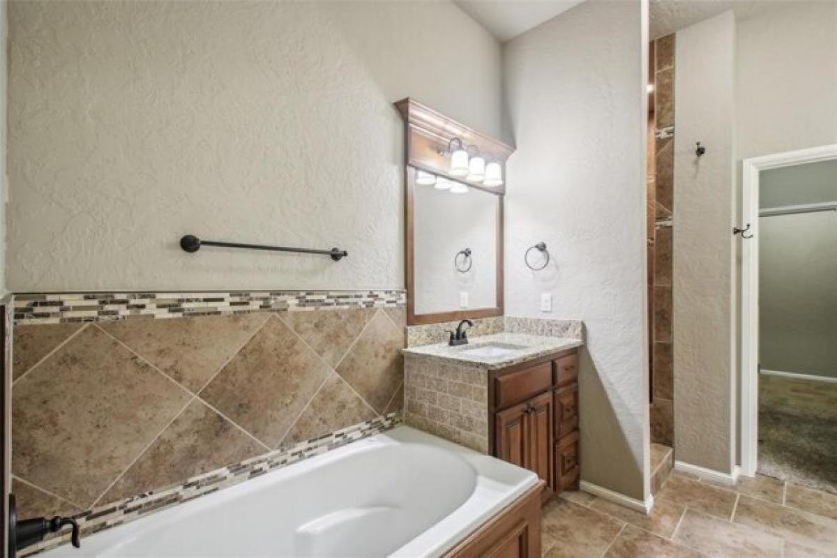 Picture of Home For Sale in Piedmont, Oklahoma, United States