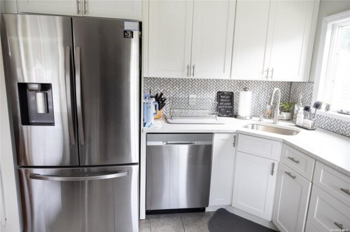 Picture of Home For Sale in Commack, New York, United States