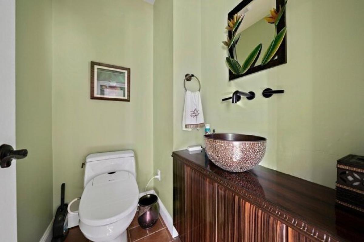 Picture of Home For Sale in Newton, Massachusetts, United States