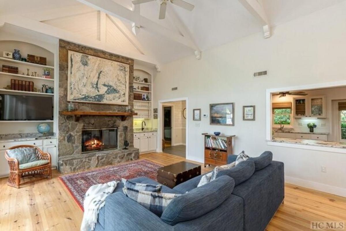 Picture of Home For Sale in Sapphire, North Carolina, United States