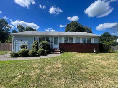 Home For Sale in Deer Park, New York