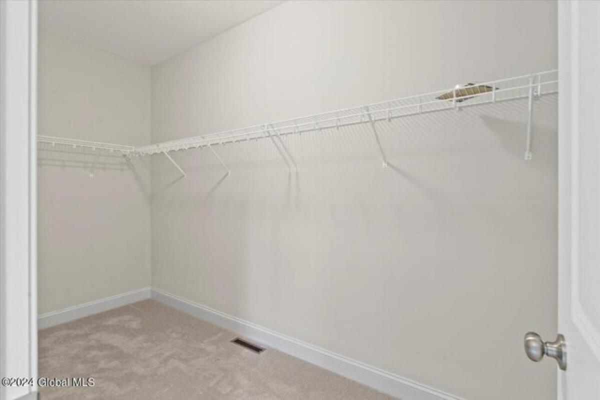 Picture of Home For Sale in Clifton Park, New York, United States