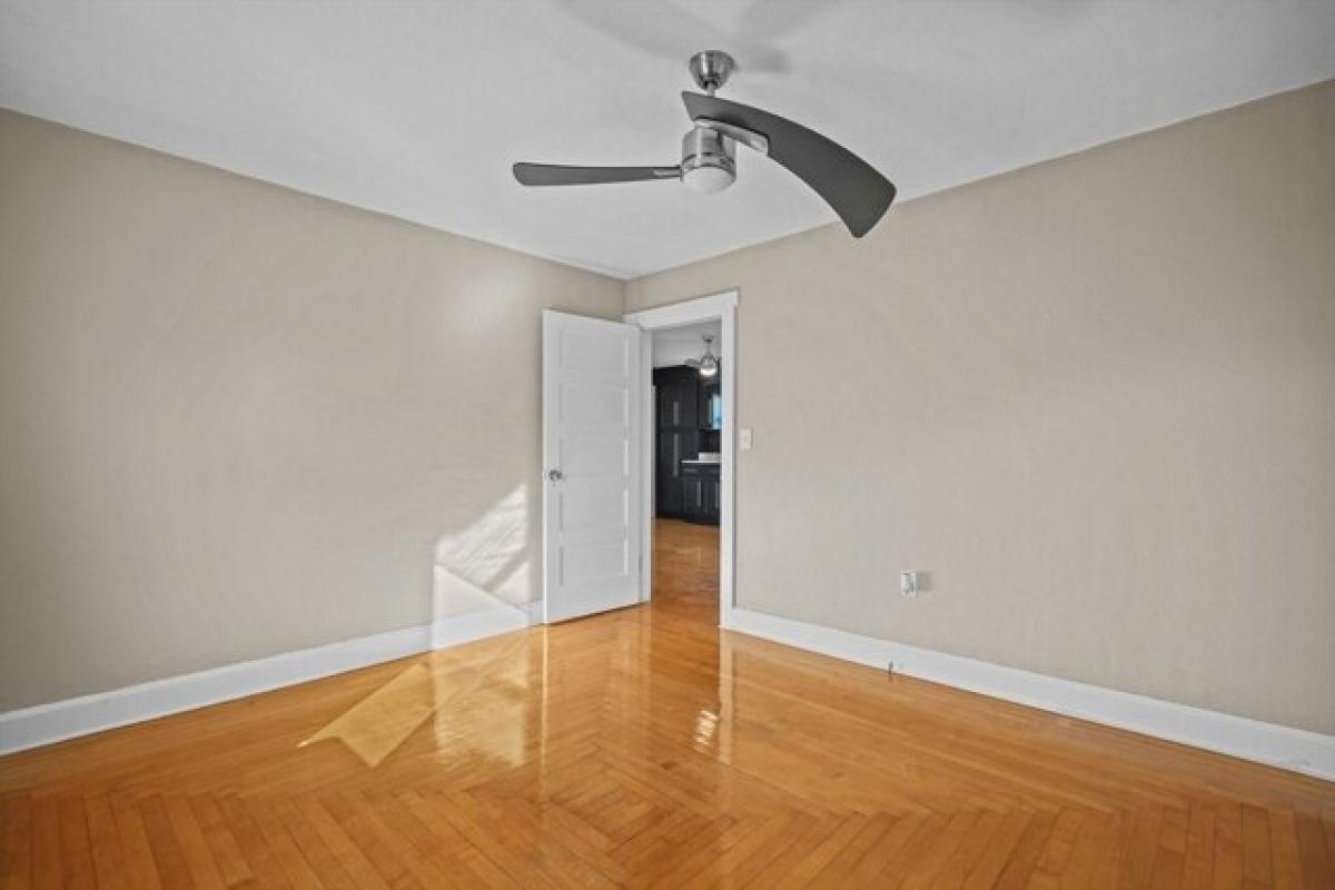 Picture of Home For Sale in Swansea, Massachusetts, United States