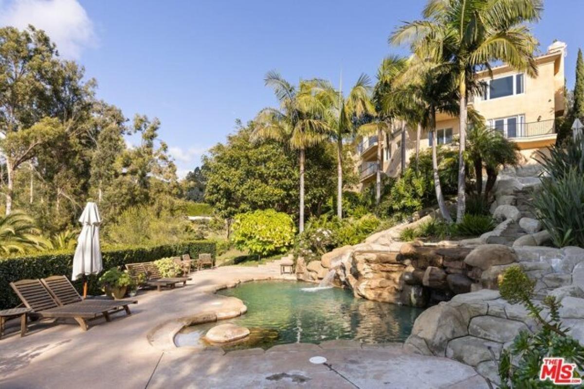 Picture of Home For Sale in Malibu, California, United States