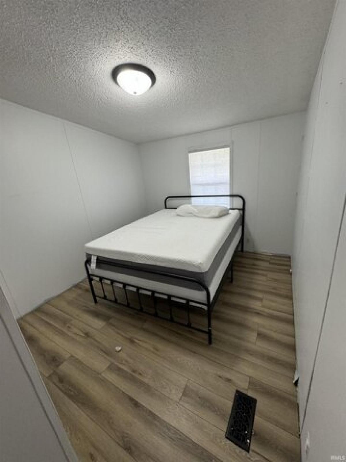 Picture of Home For Sale in Owensville, Indiana, United States