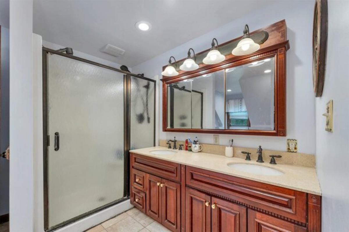 Picture of Home For Sale in Hampstead, New Hampshire, United States