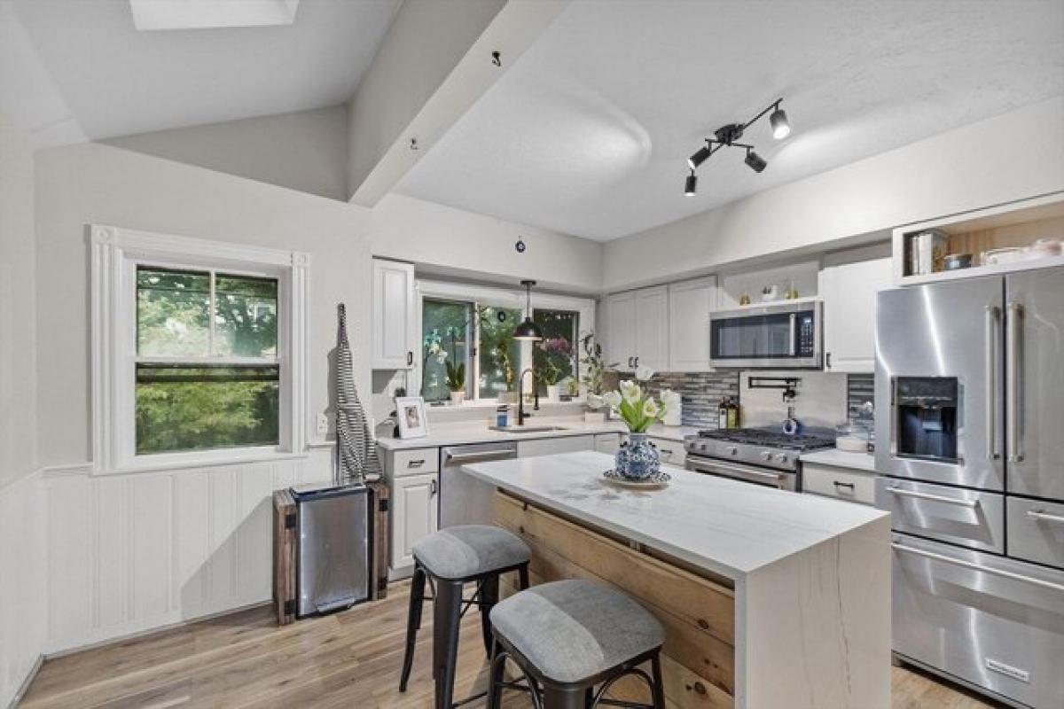 Picture of Home For Sale in Fitchburg, Massachusetts, United States