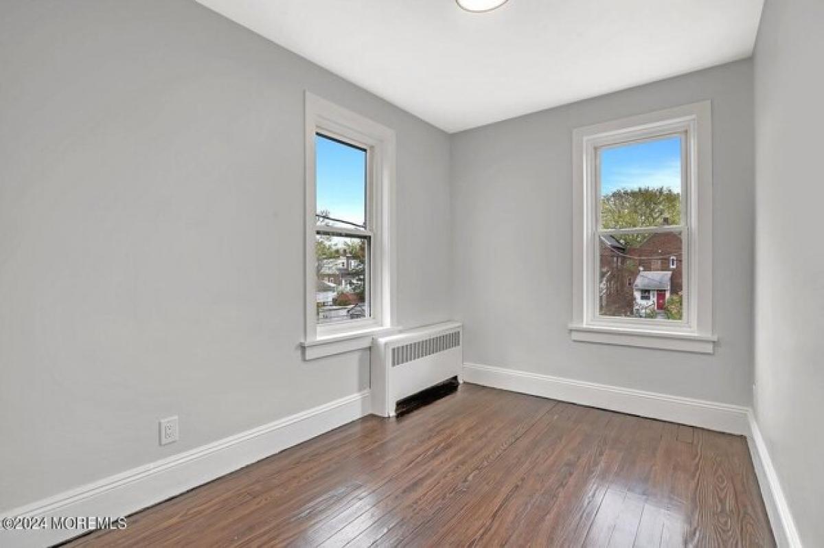 Picture of Home For Sale in Roebling, New Jersey, United States