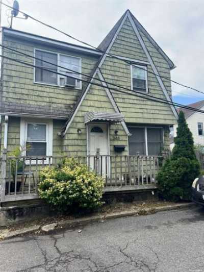 Home For Sale in Cedarhurst, New York