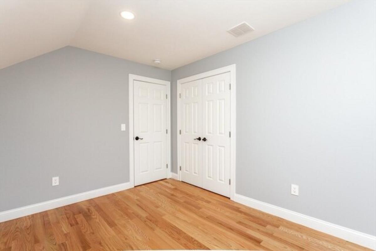 Picture of Home For Sale in Swansea, Massachusetts, United States