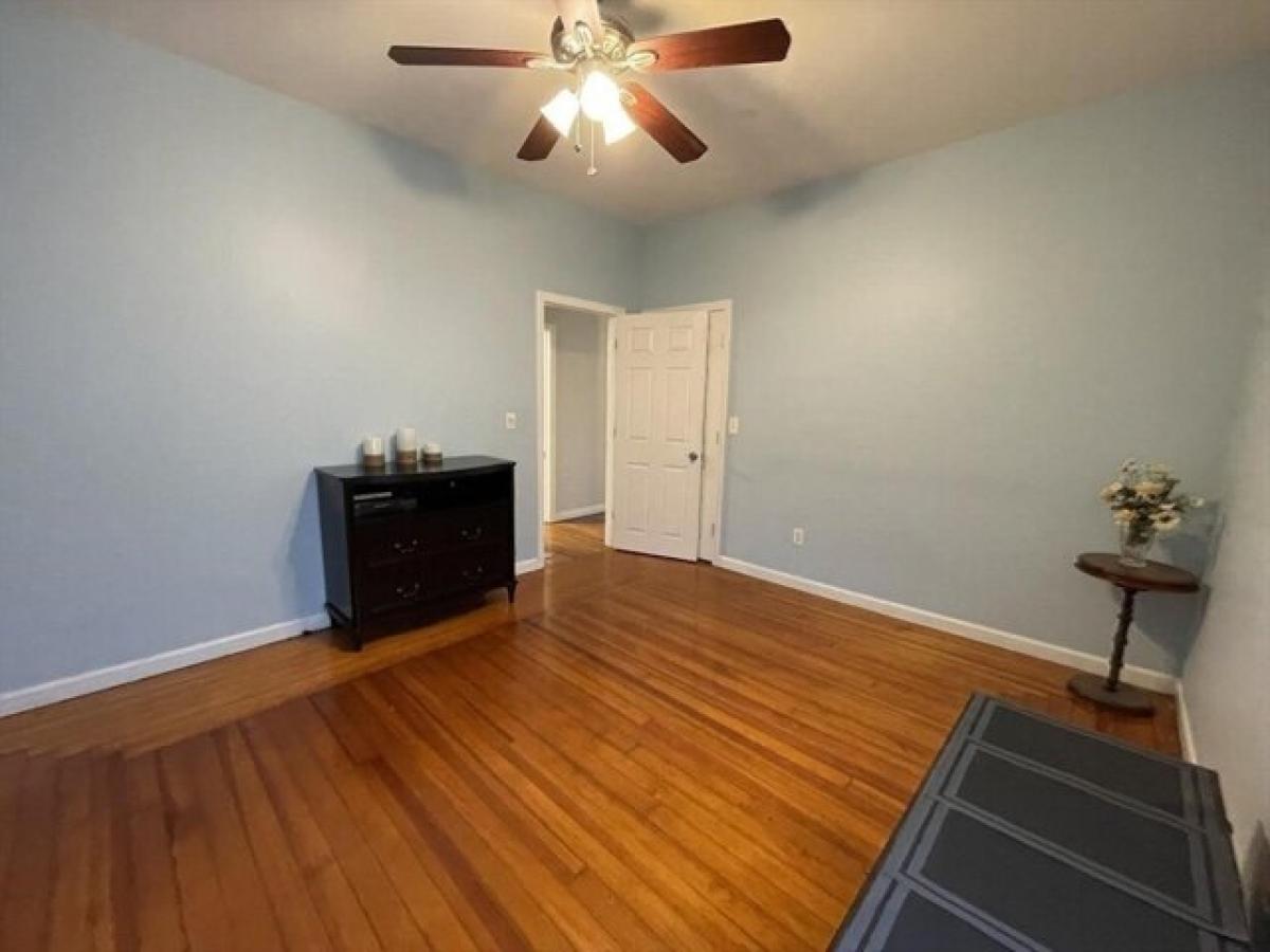 Picture of Home For Sale in Swansea, Massachusetts, United States