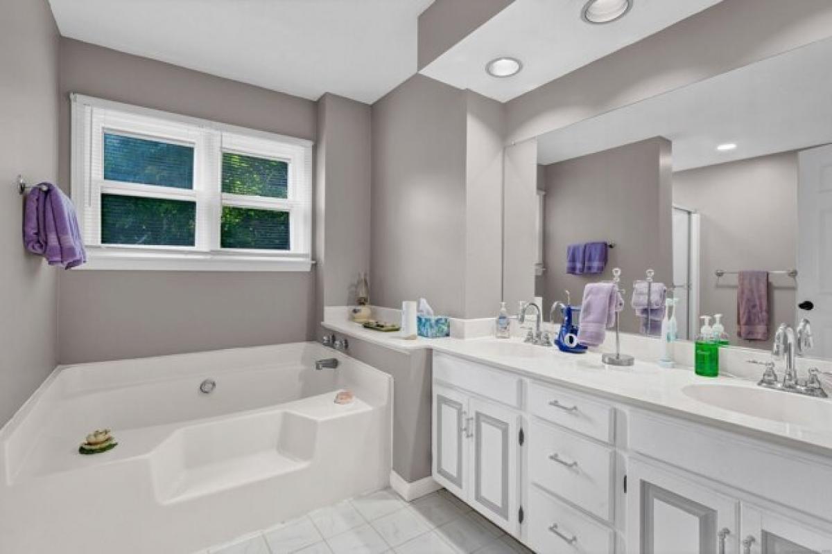 Picture of Home For Sale in Portland, Connecticut, United States