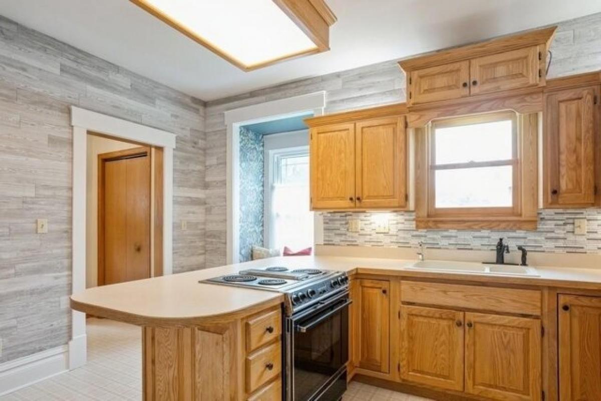 Picture of Home For Sale in Adel, Iowa, United States