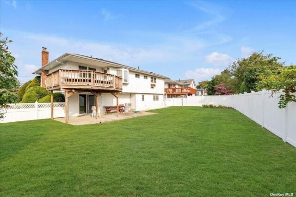 Picture of Home For Sale in Merrick, New York, United States