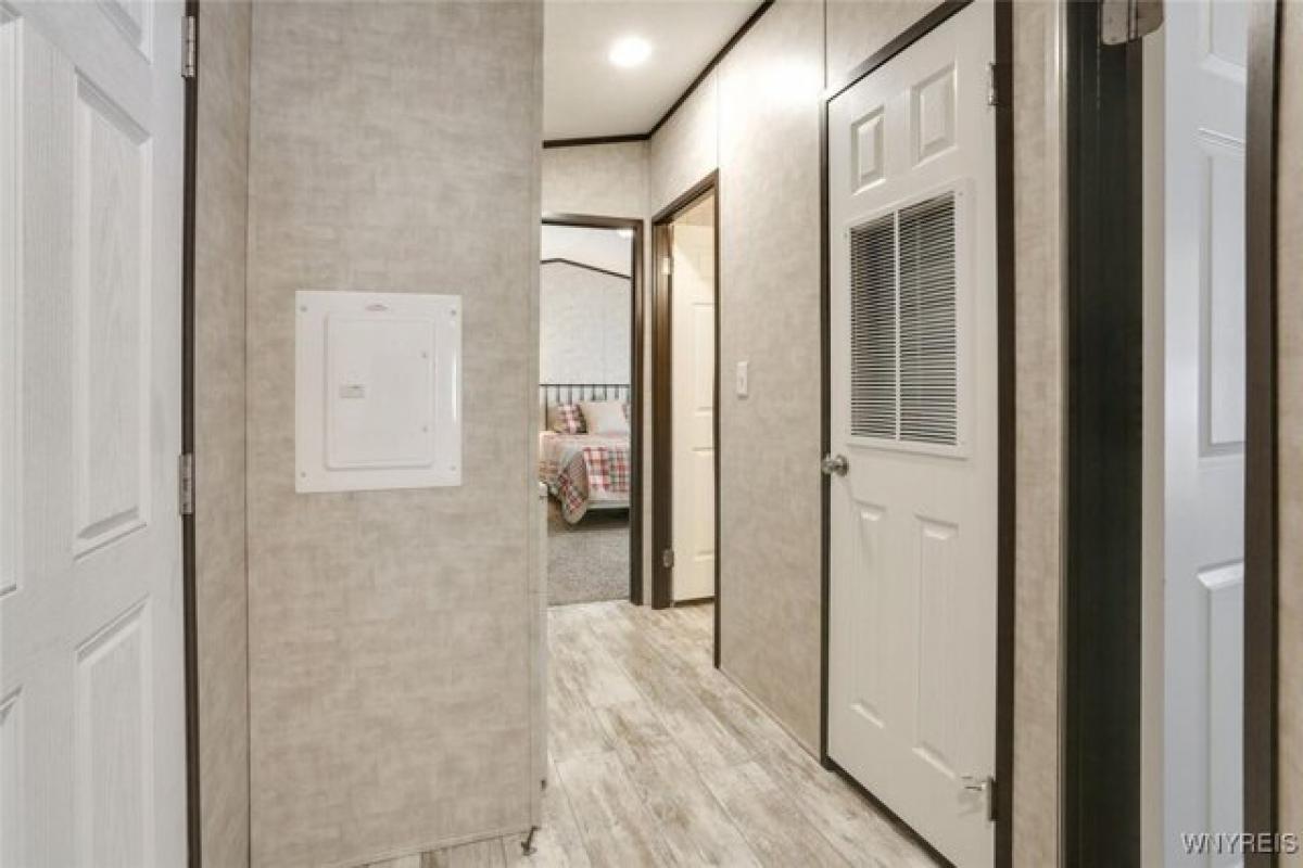 Picture of Home For Sale in Clarence, New York, United States