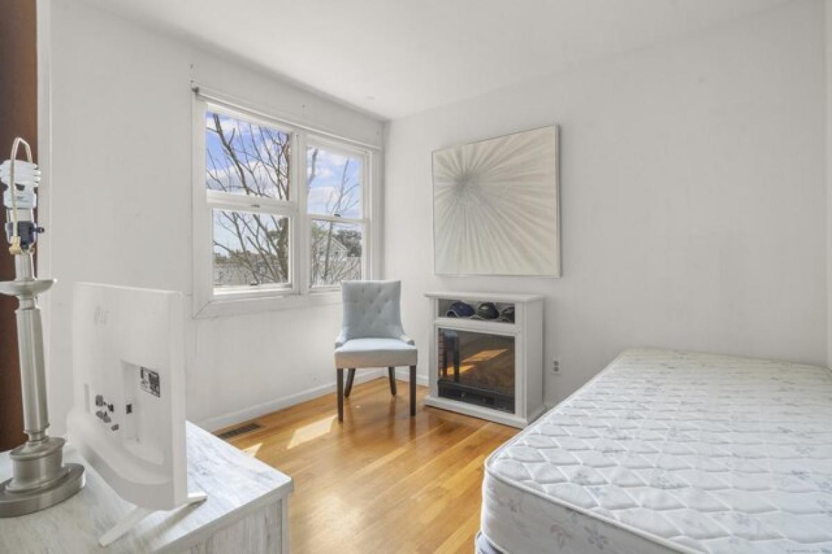 Picture of Home For Sale in Milford, Connecticut, United States