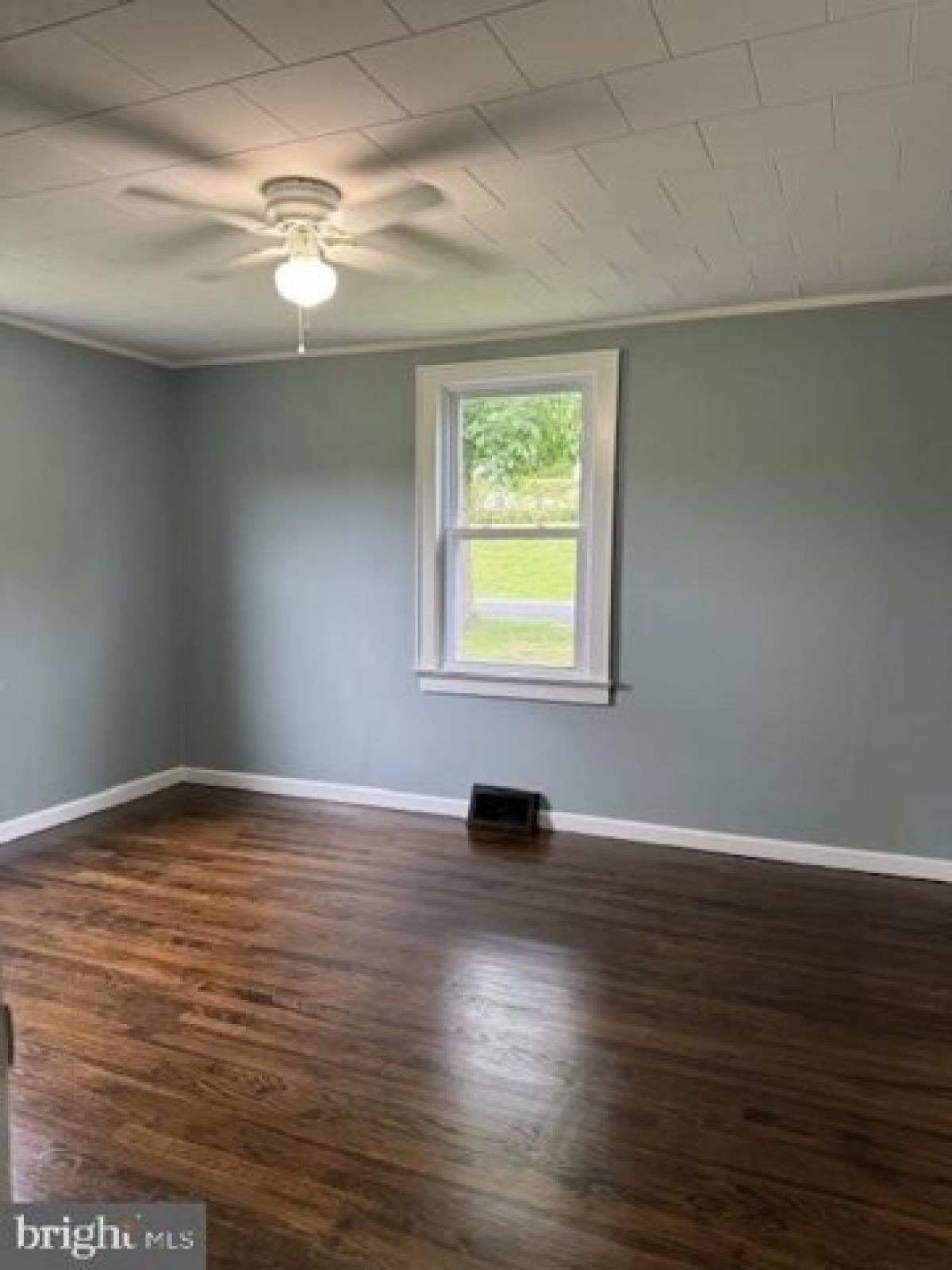 Picture of Home For Sale in Newton, New Jersey, United States