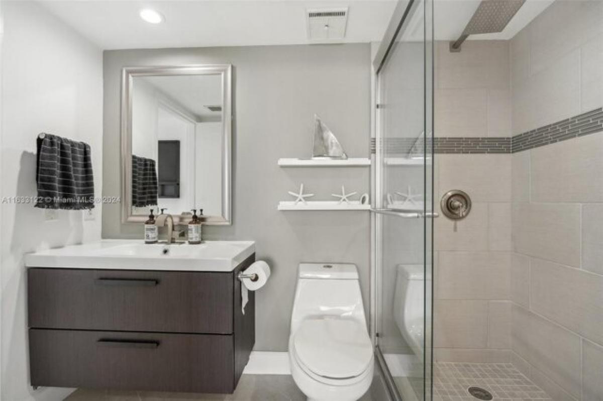 Picture of Home For Sale in North Bay Village, Florida, United States