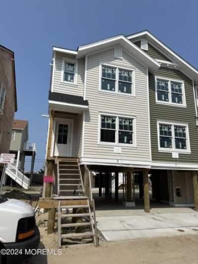 Home For Sale in Mantoloking, New Jersey