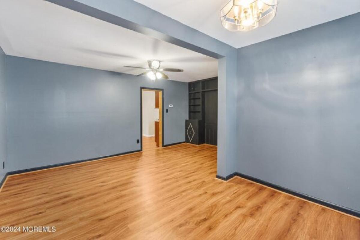 Picture of Home For Sale in Laurence Harbor, New Jersey, United States