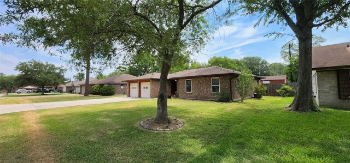 Picture of Home For Rent in Highlands, Texas, United States