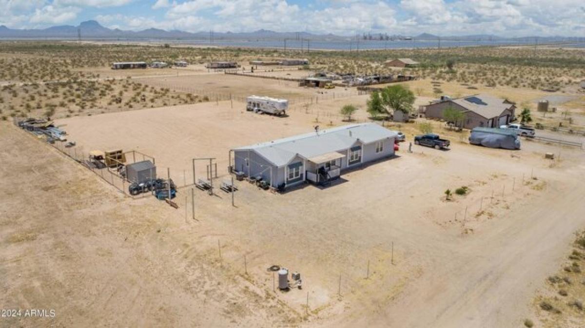 Picture of Home For Sale in Arlington, Arizona, United States