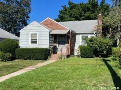 Home For Sale in Glen Head, New York